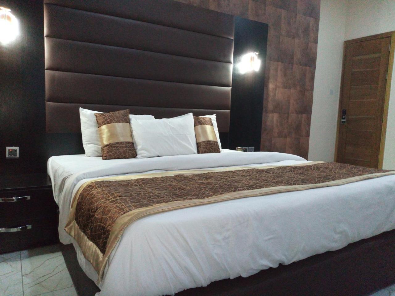 บานา โฮเต็ล แอนด์ สวีท Hotel ลากอส ภายนอก รูปภาพ