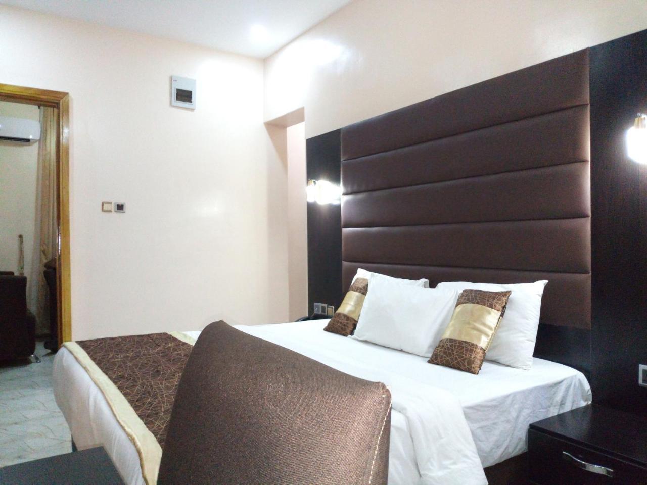 บานา โฮเต็ล แอนด์ สวีท Hotel ลากอส ภายนอก รูปภาพ