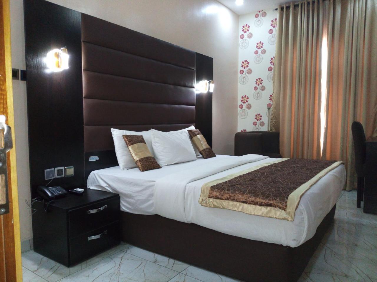 บานา โฮเต็ล แอนด์ สวีท Hotel ลากอส ภายนอก รูปภาพ