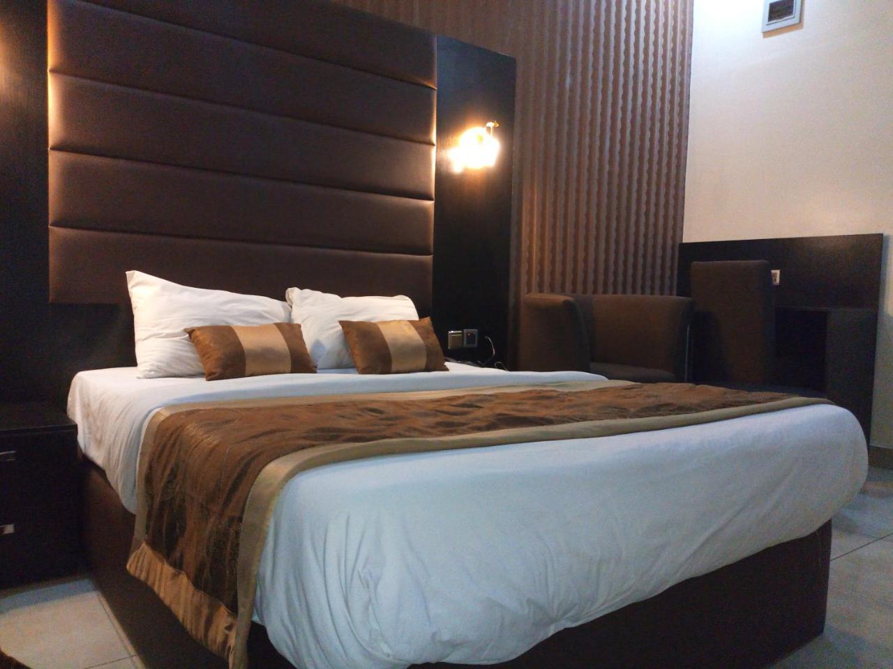 บานา โฮเต็ล แอนด์ สวีท Hotel ลากอส ภายนอก รูปภาพ