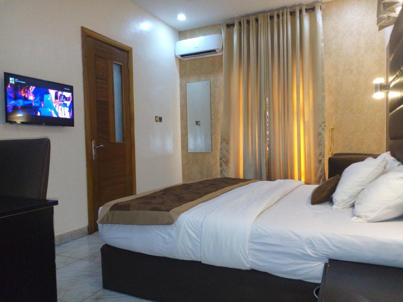 บานา โฮเต็ล แอนด์ สวีท Hotel ลากอส ภายนอก รูปภาพ