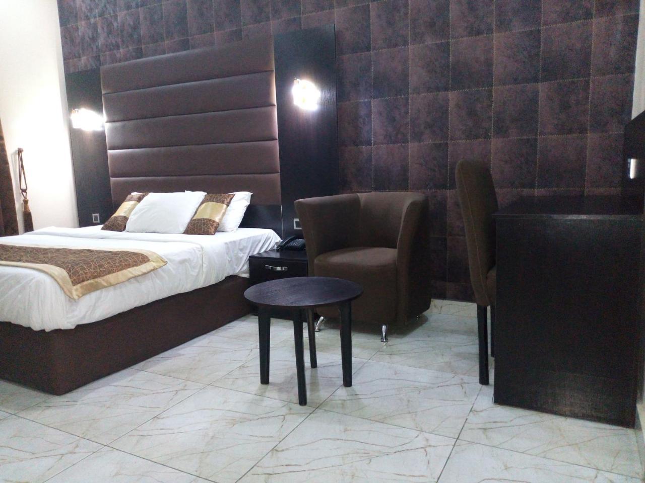 บานา โฮเต็ล แอนด์ สวีท Hotel ลากอส ภายนอก รูปภาพ