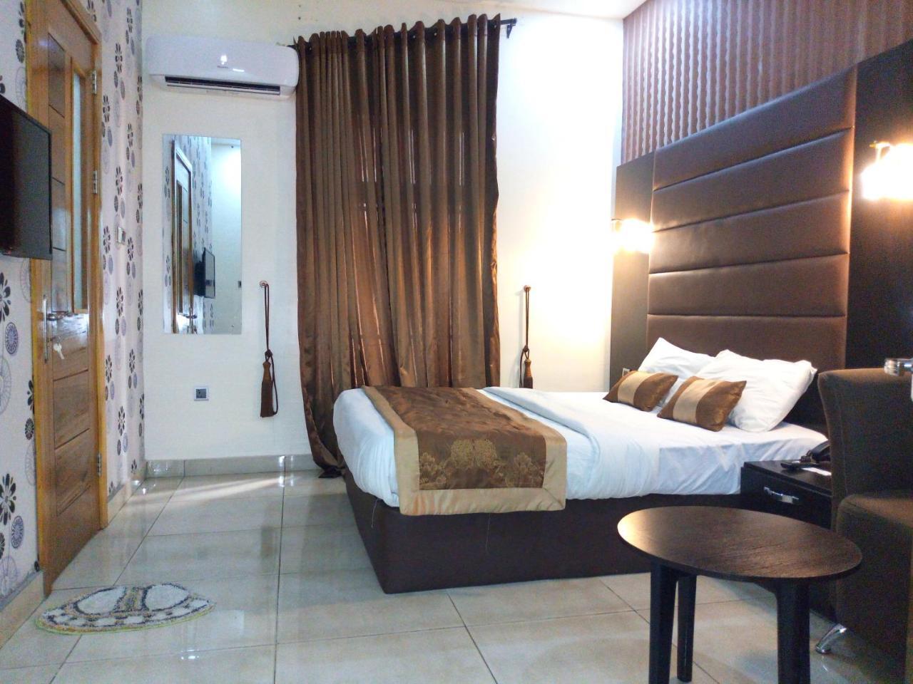 บานา โฮเต็ล แอนด์ สวีท Hotel ลากอส ภายนอก รูปภาพ