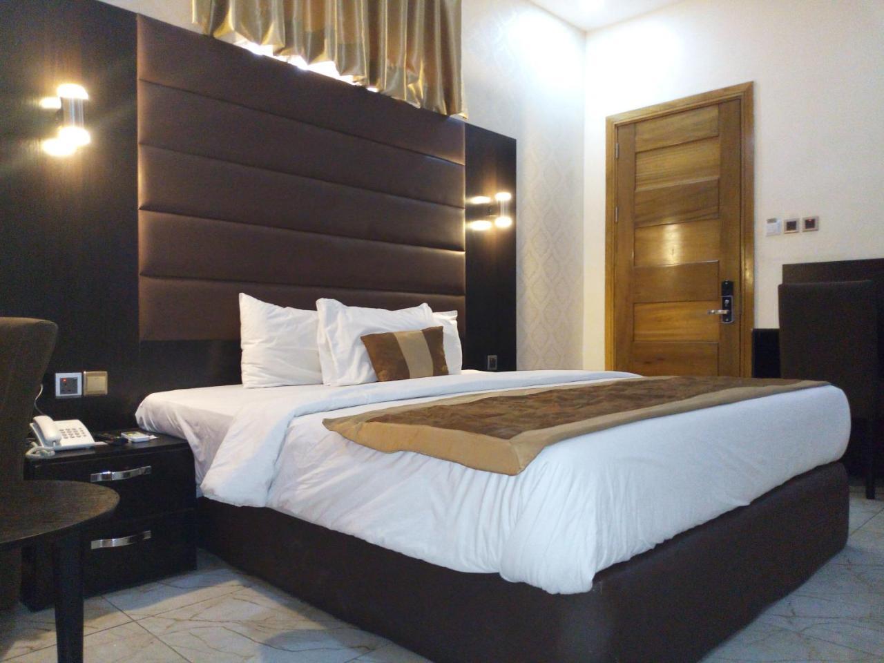 บานา โฮเต็ล แอนด์ สวีท Hotel ลากอส ภายนอก รูปภาพ