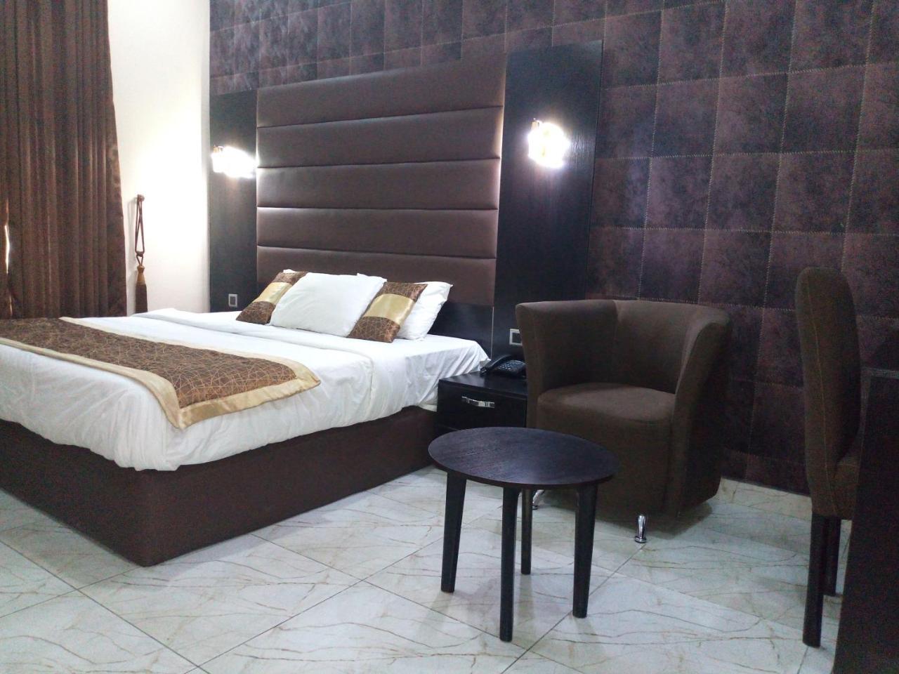 บานา โฮเต็ล แอนด์ สวีท Hotel ลากอส ภายนอก รูปภาพ