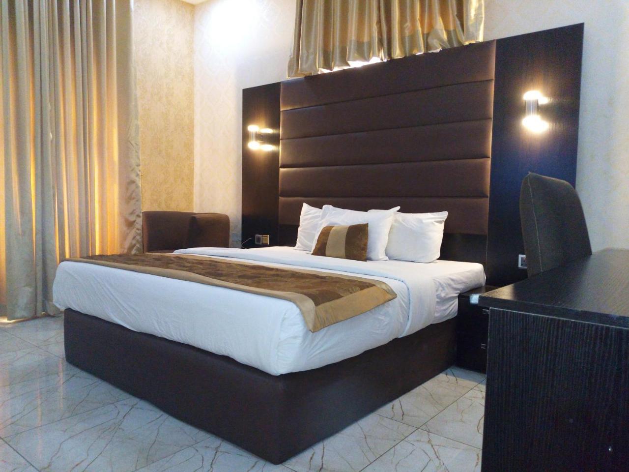 บานา โฮเต็ล แอนด์ สวีท Hotel ลากอส ภายนอก รูปภาพ