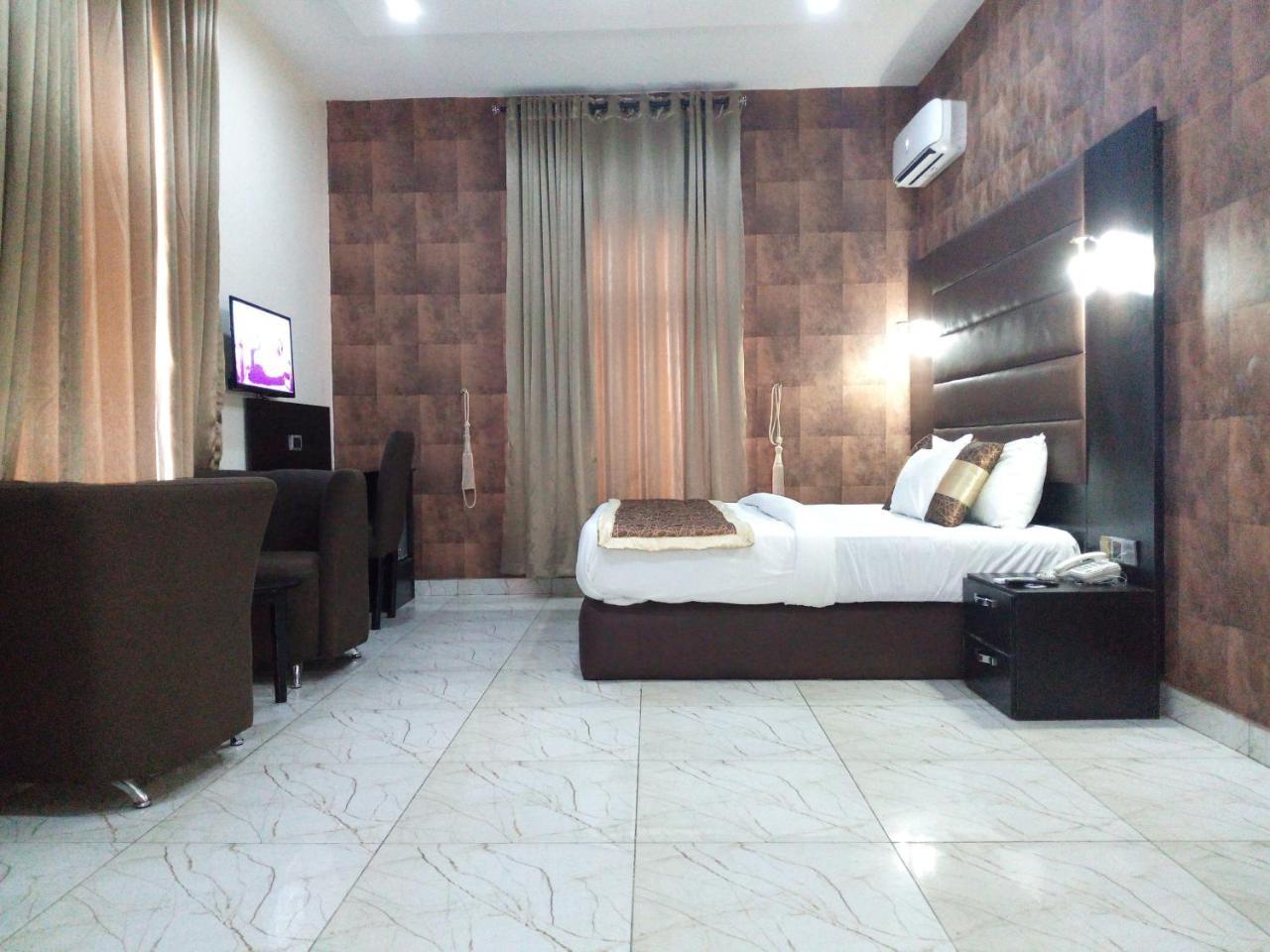 บานา โฮเต็ล แอนด์ สวีท Hotel ลากอส ภายนอก รูปภาพ