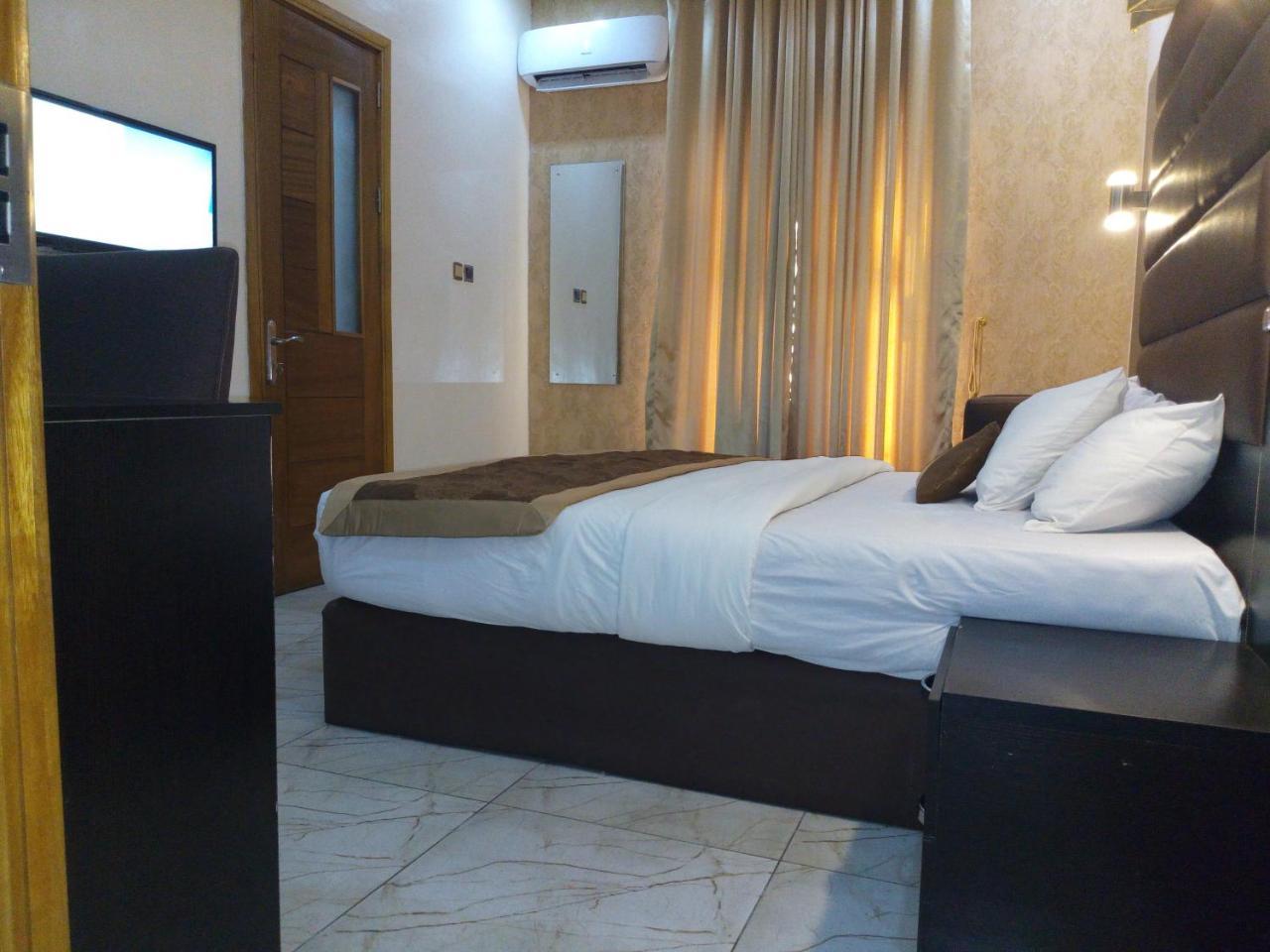 บานา โฮเต็ล แอนด์ สวีท Hotel ลากอส ภายนอก รูปภาพ