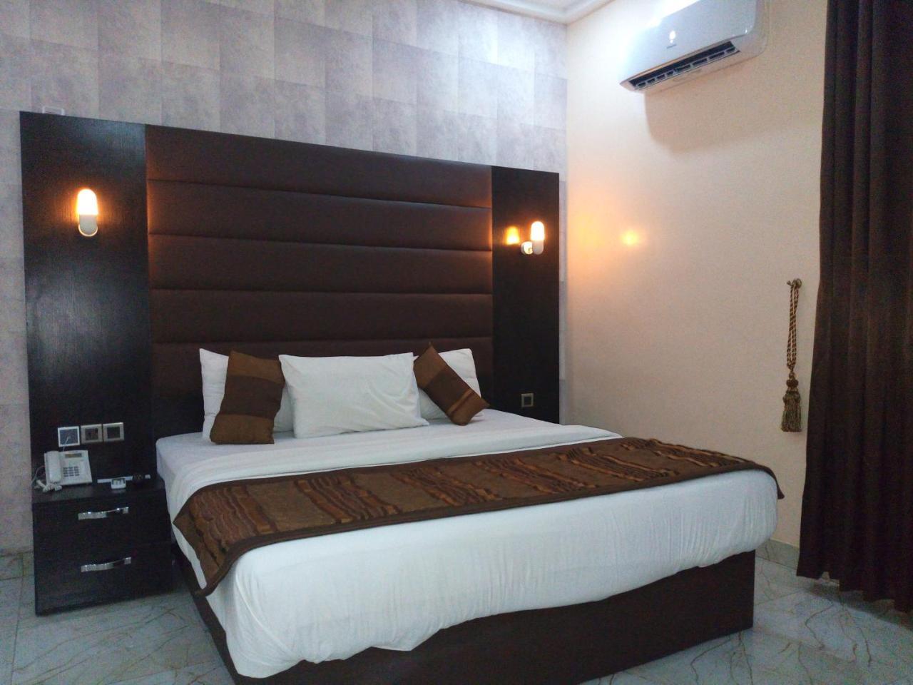 บานา โฮเต็ล แอนด์ สวีท Hotel ลากอส ภายนอก รูปภาพ