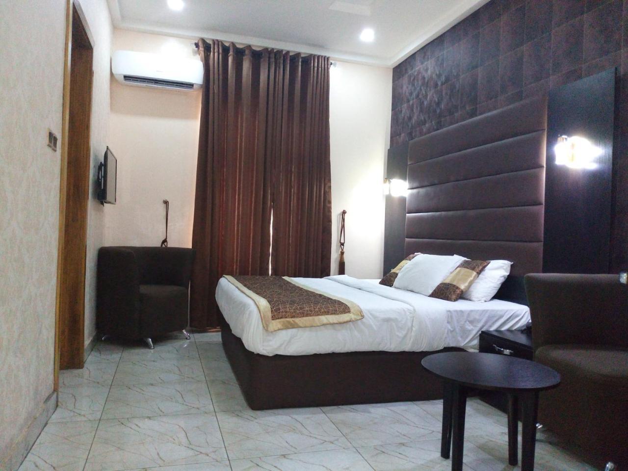 บานา โฮเต็ล แอนด์ สวีท Hotel ลากอส ภายนอก รูปภาพ