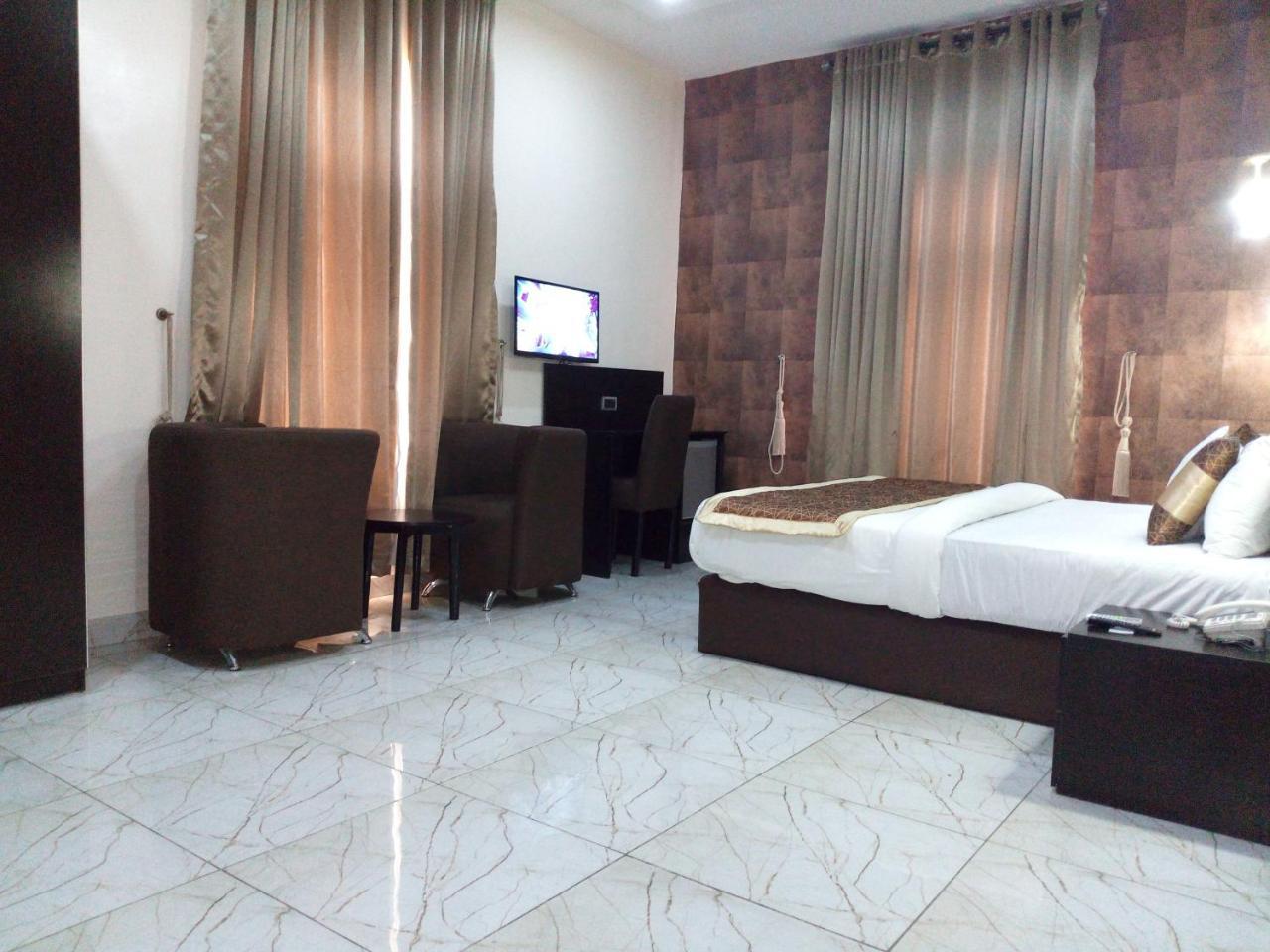 บานา โฮเต็ล แอนด์ สวีท Hotel ลากอส ภายนอก รูปภาพ