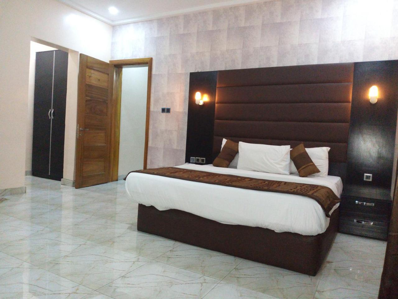 บานา โฮเต็ล แอนด์ สวีท Hotel ลากอส ภายนอก รูปภาพ