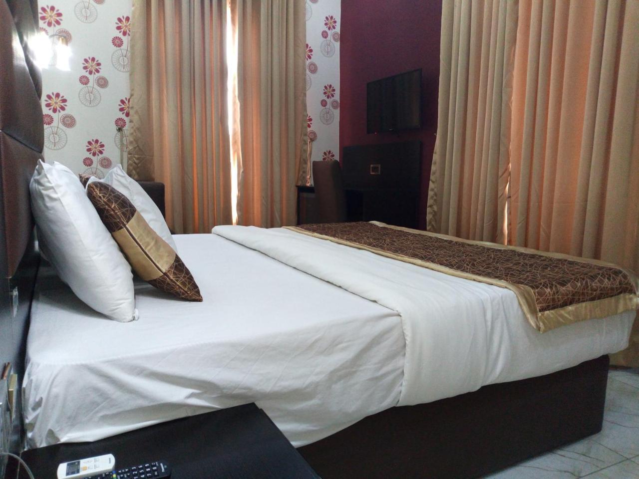 บานา โฮเต็ล แอนด์ สวีท Hotel ลากอส ภายนอก รูปภาพ