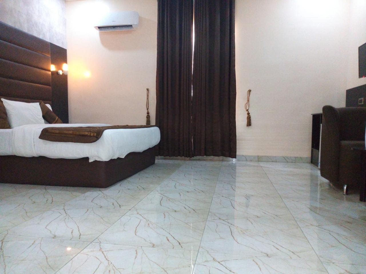 บานา โฮเต็ล แอนด์ สวีท Hotel ลากอส ภายนอก รูปภาพ